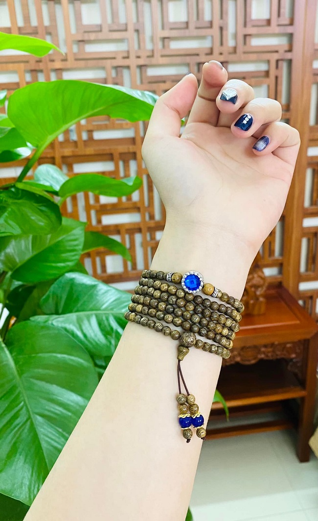 deo-vong-tay-tram-huong-cao-cap-ben-trai-se-giup-nguoi-deo-gap-may-man