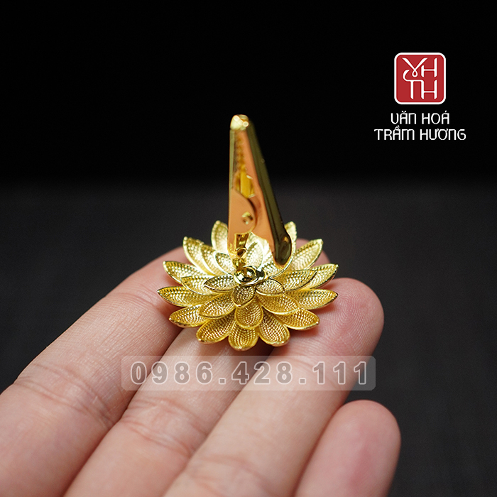 kep-nhang-van-may-cam-tren-tay