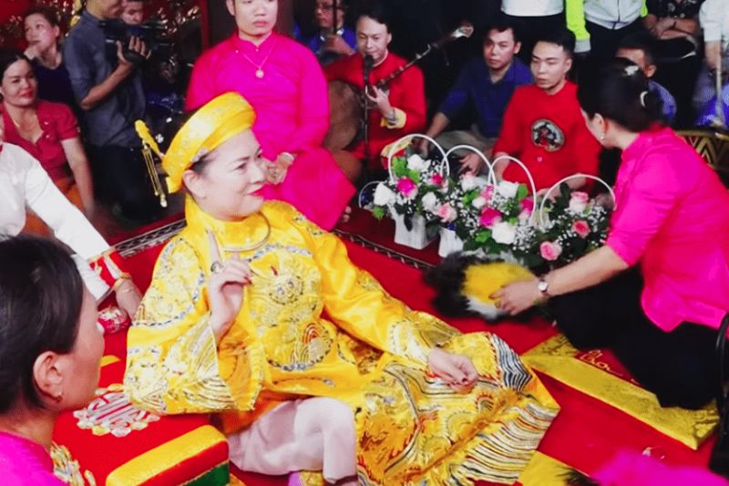 Trang phục giá Ông Hoàng Mười