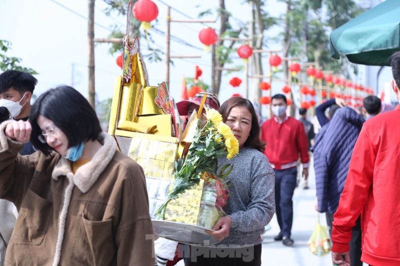 Lúc khấn Ông Hoàng Mười phải thành tâm để tỏ lòng