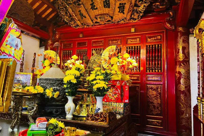 Múa đồng thể hiện giá Ông Hoàng Mười ngự