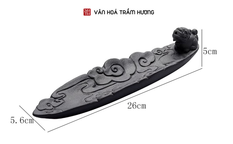 Khay được chạm khắc hình Tỳ Hưu uy nghi