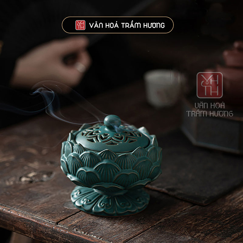 Lư gốm sen là một trong những vật phẩm không thể thiếu khi thưởng trầm