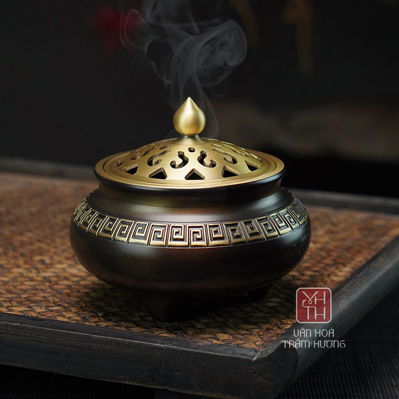 Lư đồng Triện là một sản phẩm tâm linh cao cấp trong bộ sưu tập lư xông trầm của Văn Hóa Trầm Hương