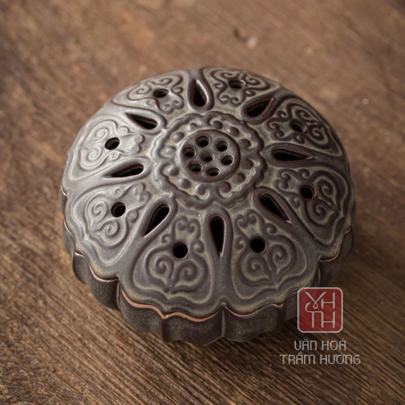 Lư gốm Bỉ Ngạn là một tuyệt tác kết hợp giữa nghệ thuật gốm sứ và giá trị tâm linh của trầm hương