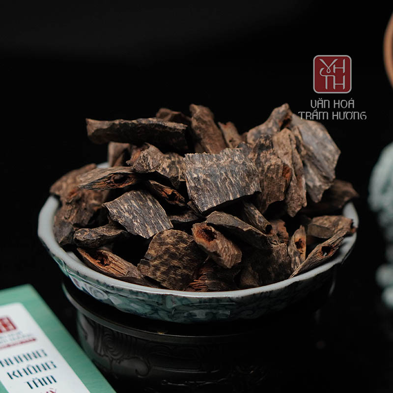 Khi xông đốt, tỏa hương ngọt sâu, xen vị sữa béo ngậy, thư thái