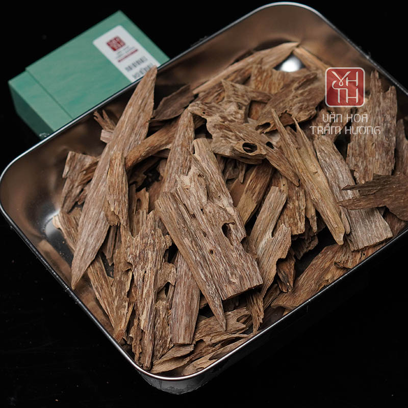 Trầm kiến tự nhiên là sản phẩm bán chạy trong dòng trầm hương miếng của Văn Hóa Trầm Hương