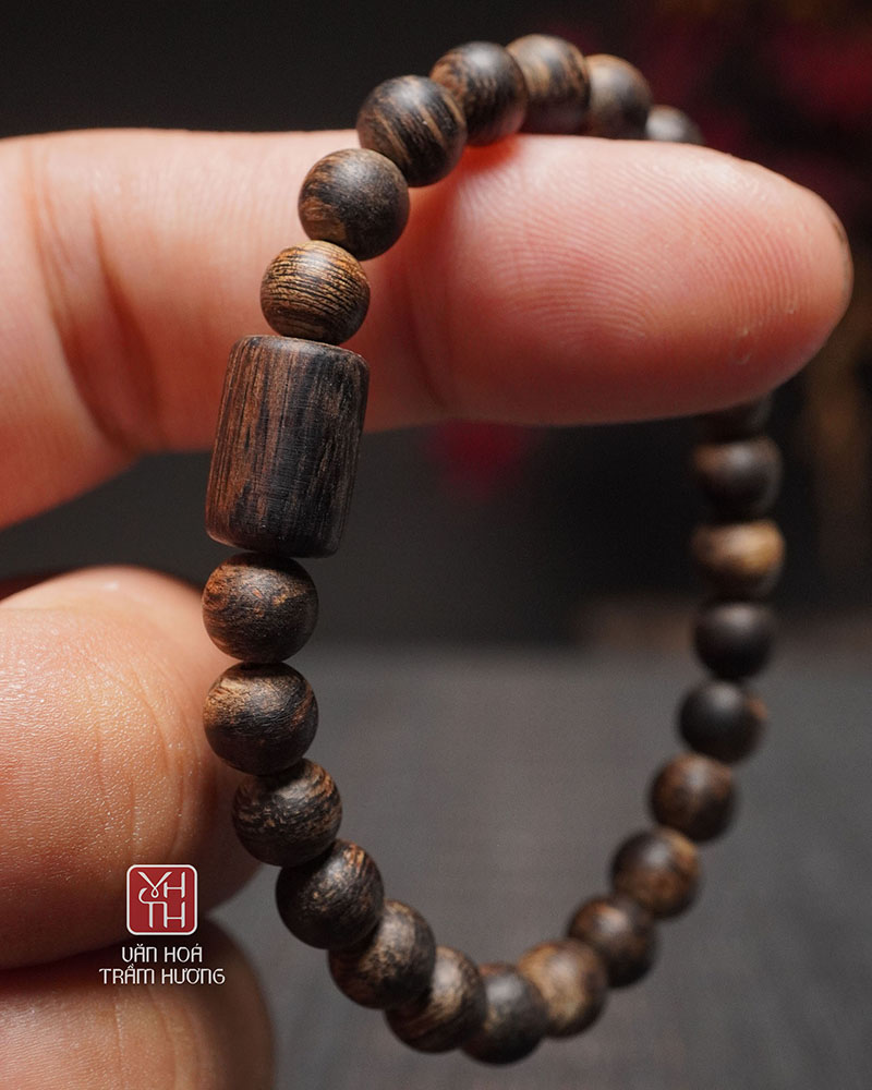 Tông màu nâu đậm, với các đường vân dầu khít