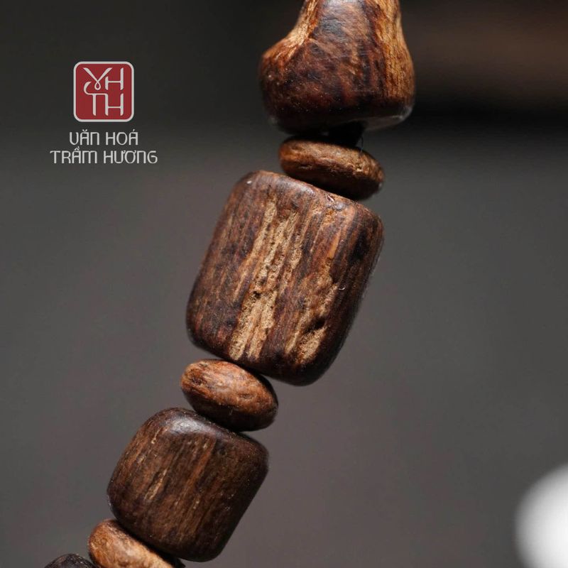 Màu nâu đen, với vân dầu loang như bông hoa