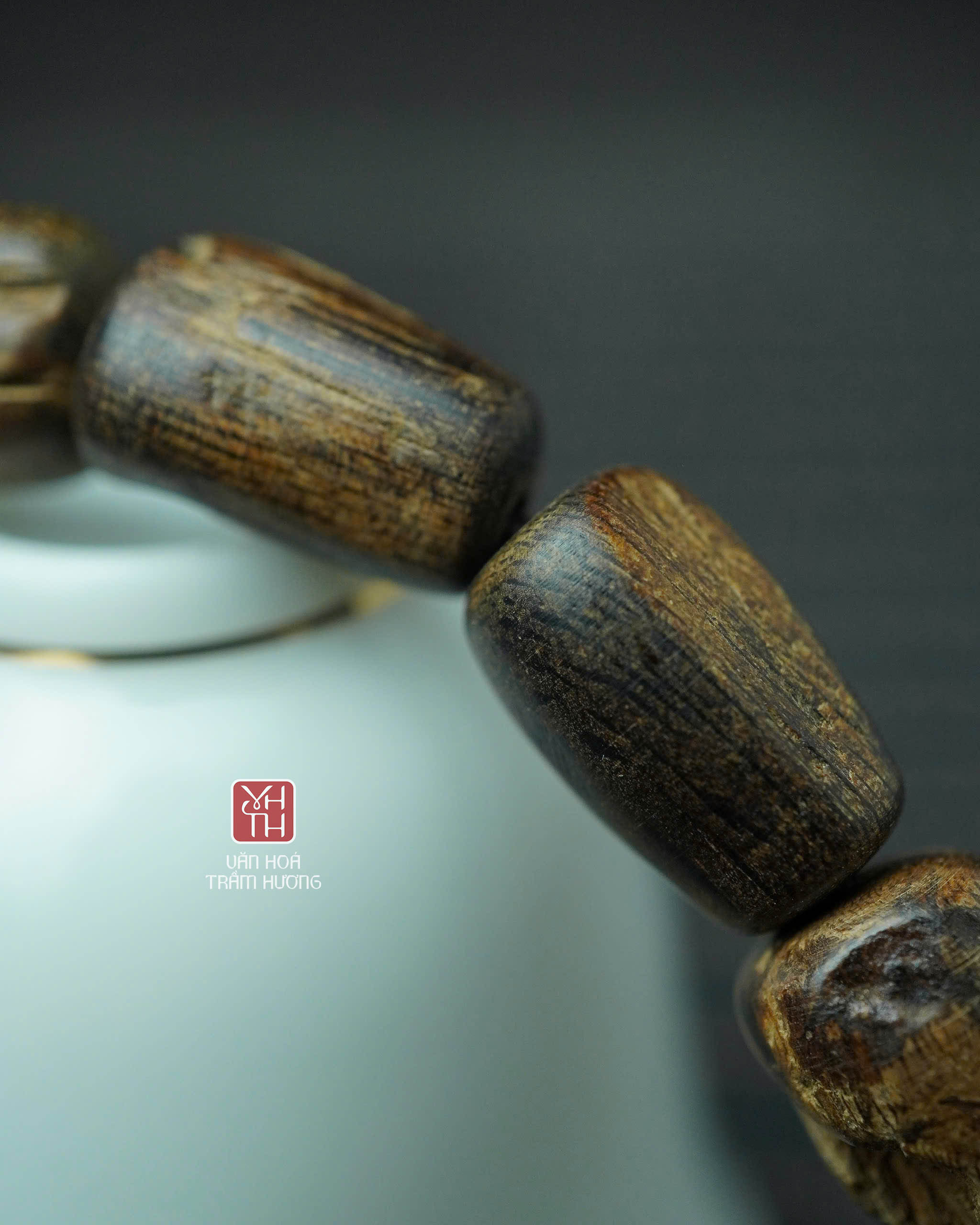 Màu nâu đậm, với vân dầu khít, bao phủ gần toàn bộ hạt