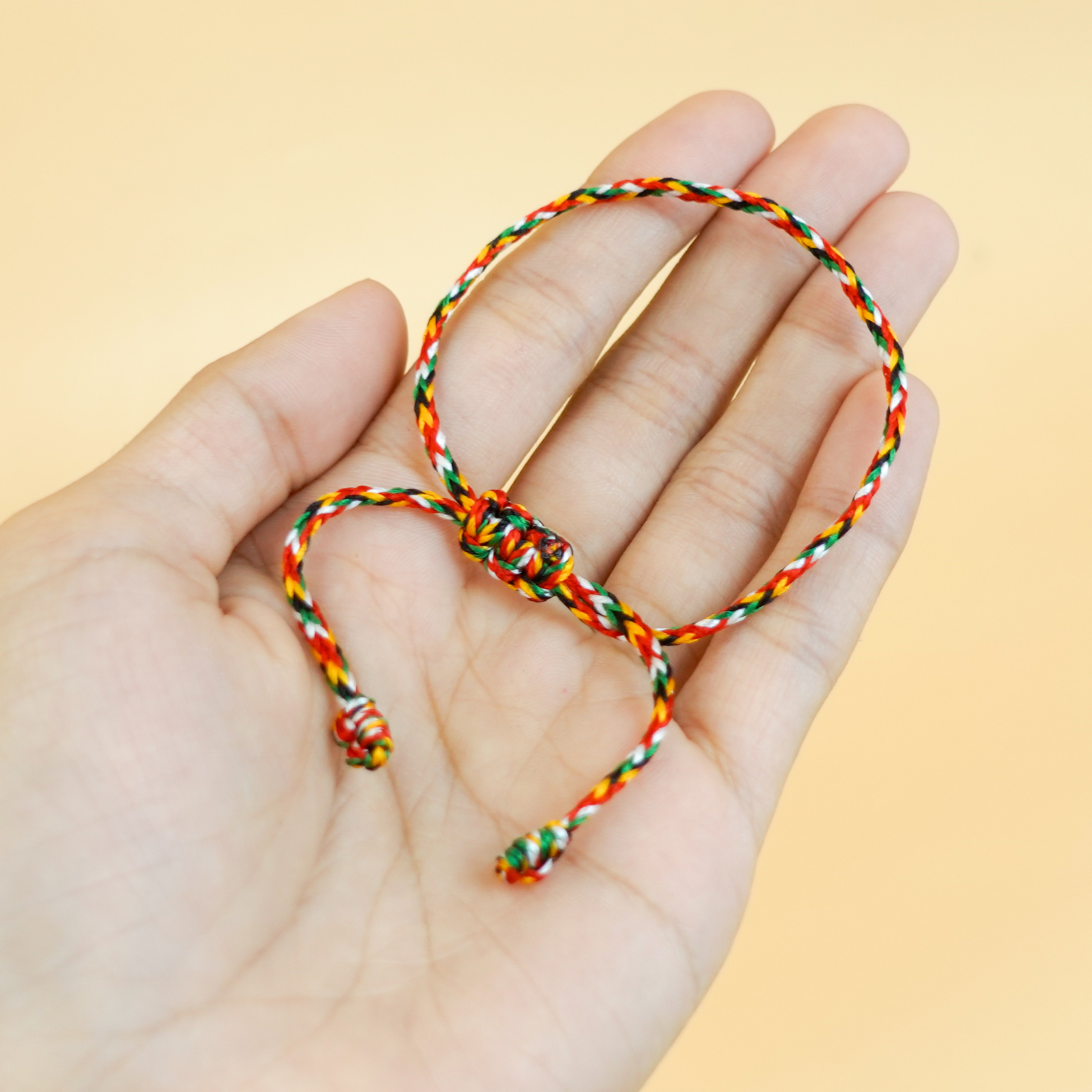 Nguồn gốc và lịch sử của vòng chỉ ngũ sắc