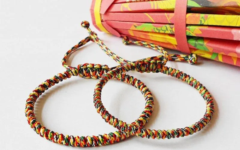 Ý nghĩa tâm linh sâu sắc của vòng chỉ ngũ sắc